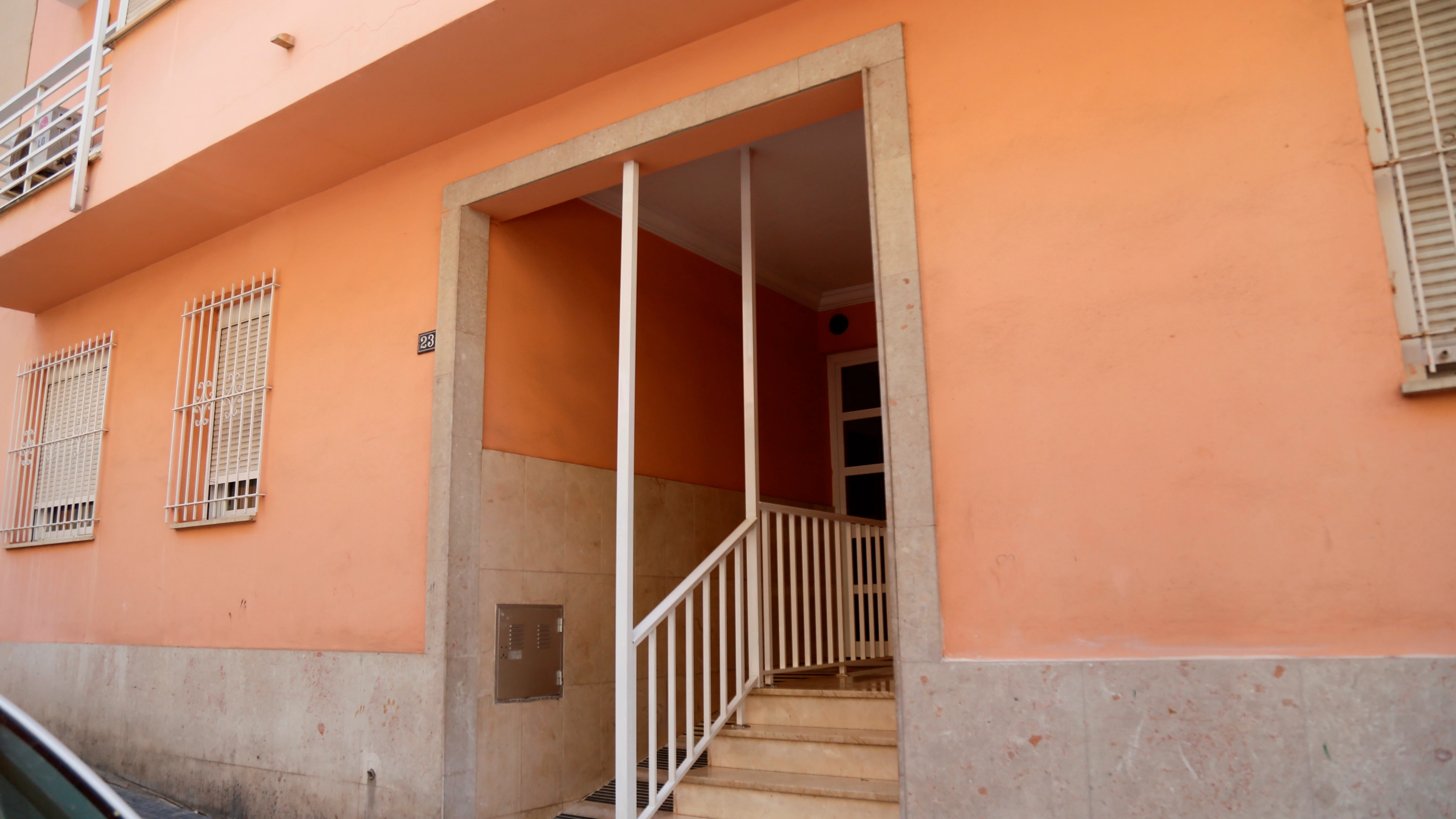 Entrada al inmueble donde tuvieron lugar los hechos. Entrada al inmueble donde tuvieron lugar los hechos.
