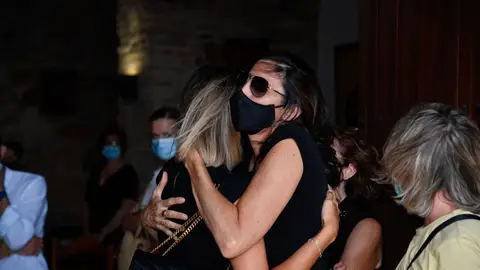 Paz Padilla y Anna Ferrer durante el entierro de Antonio Vidal Paz Padilla y Anna Ferrer durante el entierro de Antonio Vidal