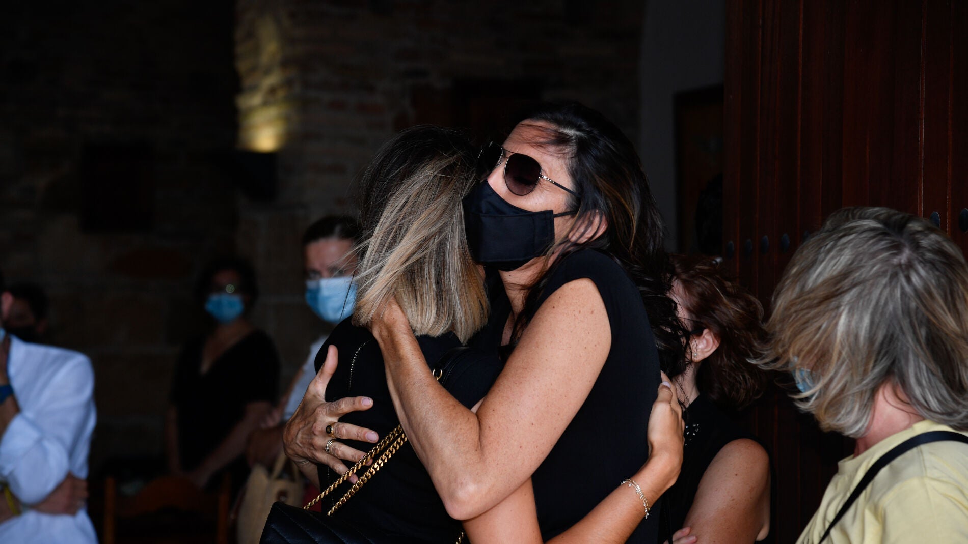 Paz Padilla y Anna Ferrer durante el entierro de Antonio Vidal 