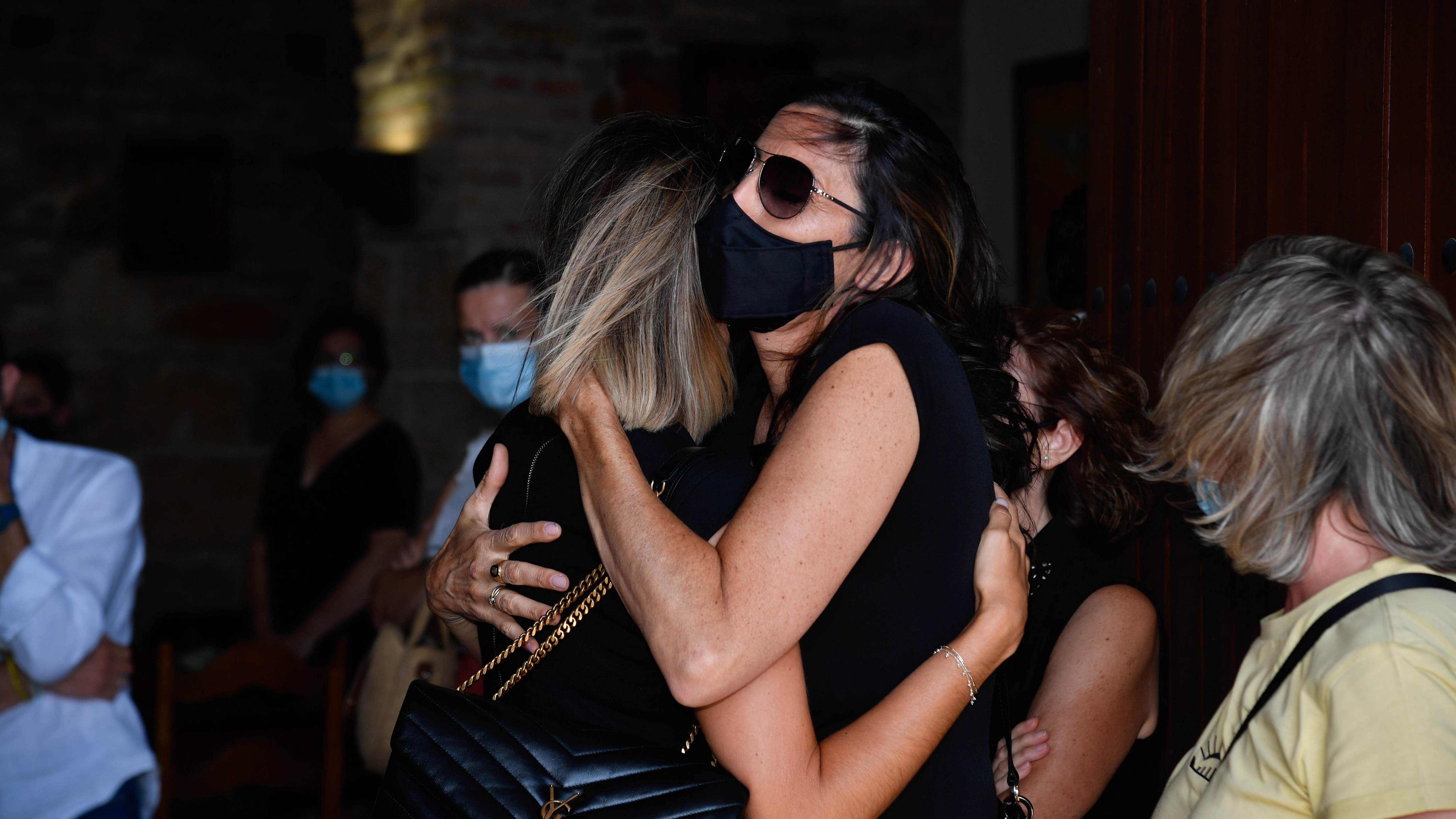 Paz Padilla y Anna Ferrer durante el entierro de Antonio Vidal 