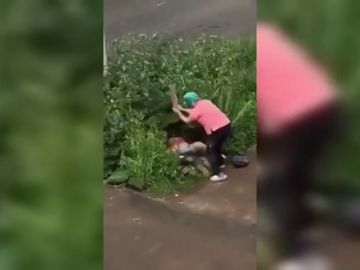 Una mujer rusa se lía a palos con una pareja que practicaban sexo en plena calle