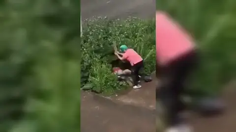 Una mujer rusa se lía a palos con una pareja que practicaban sexo en plena calle Una mujer rusa se lía a palos con una pareja que practicaban sexo en plena calle