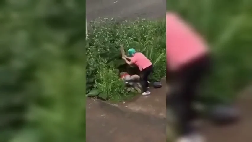 Una mujer rusa se l&iacute;a a palos con una pareja que practicaban sexo en plena calle