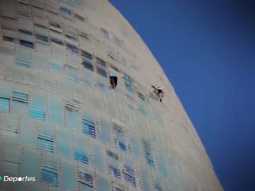 La última escalada extrema de Leo Urban en un edificio de Barcelona
