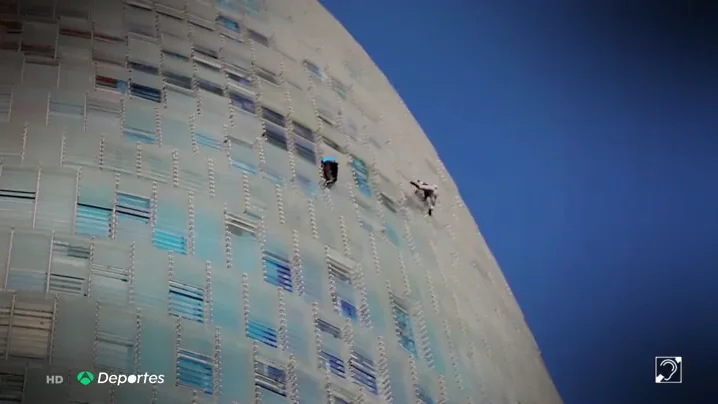 La &uacute;ltima escalada extrema de Leo Urban en un edificio de Barcelona