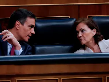 Carmen Calvo conversa con Pedro Sánchez durante la sesión de control Carmen Calvo conversa con Pedro Sánchez durante la sesión de control