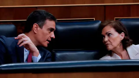 Carmen Calvo conversa con Pedro Sánchez durante la sesión de control Carmen Calvo conversa con Pedro Sánchez durante la sesión de control