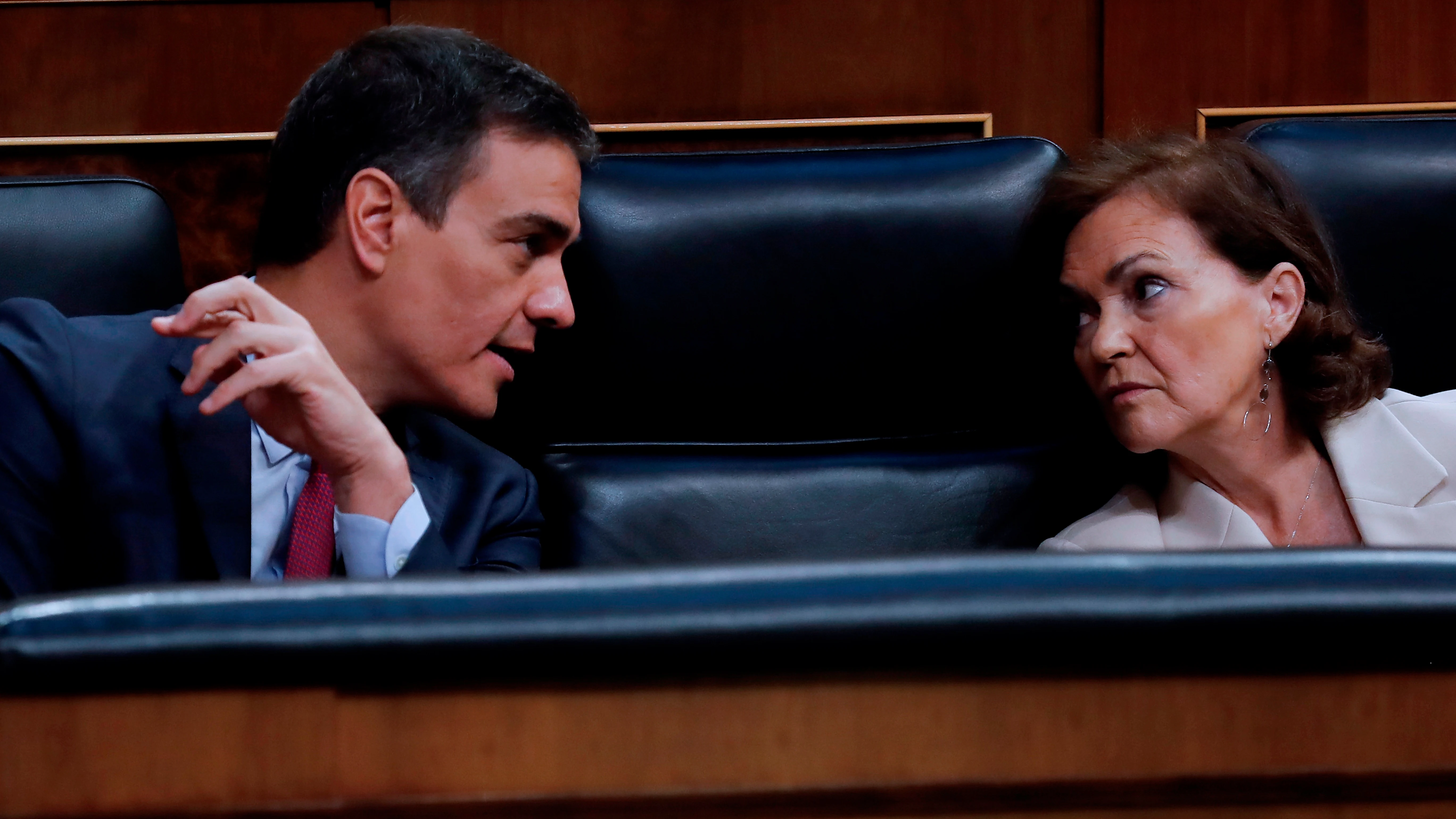 Carmen Calvo conversa con Pedro Sánchez durante la sesión de control Carmen Calvo conversa con Pedro Sánchez durante la sesión de control