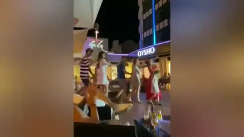 Hacen la conga sin mascarillas en un bar del sur de Tenerife Hacen la conga sin mascarillas en un bar del sur de Tenerife