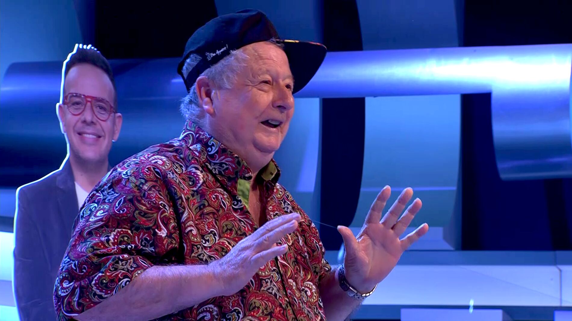 “Ya sé ponerme la gorra toa’ así”: la sorprendente actuación del Señor del Tirol de hip-hop