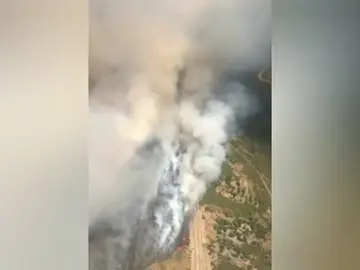 Un incendio forestal en Verín (Ourense) afecta a 50 hectáreas y se acerca a la carretera A-52 Un incendio forestal en Verín (Ourense) afecta a 50 hectáreas y se acerca a la carretera A-52