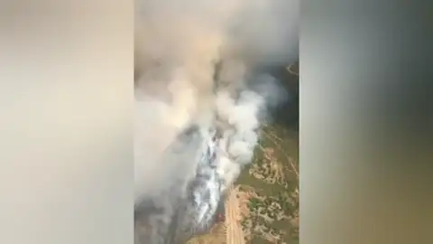 Un incendio forestal en Verín (Ourense) afecta a 50 hectáreas y se acerca a la carretera A-52 Un incendio forestal en Verín (Ourense) afecta a 50 hectáreas y se acerca a la carretera A-52