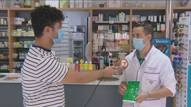 Andalucía facilita mascarillas gratuitas a jubilados, dependientes y personas con patologías previas para combatir el coronavirus