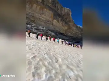 Atascos de montañeros en la Brecha de Rolando (Pirineos) en el verano del coronavirus: "Vienen menos preparados" Atascos de montañeros en la Brecha de Rolando (Pirineos) en el verano del coronavirus: "Vienen menos preparados"