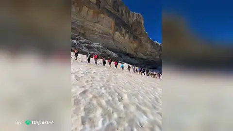 Atascos de montañeros en la Brecha de Rolando (Pirineos) en el verano del coronavirus: "Vienen menos preparados" Atascos de montañeros en la Brecha de Rolando (Pirineos) en el verano del coronavirus: "Vienen menos preparados"