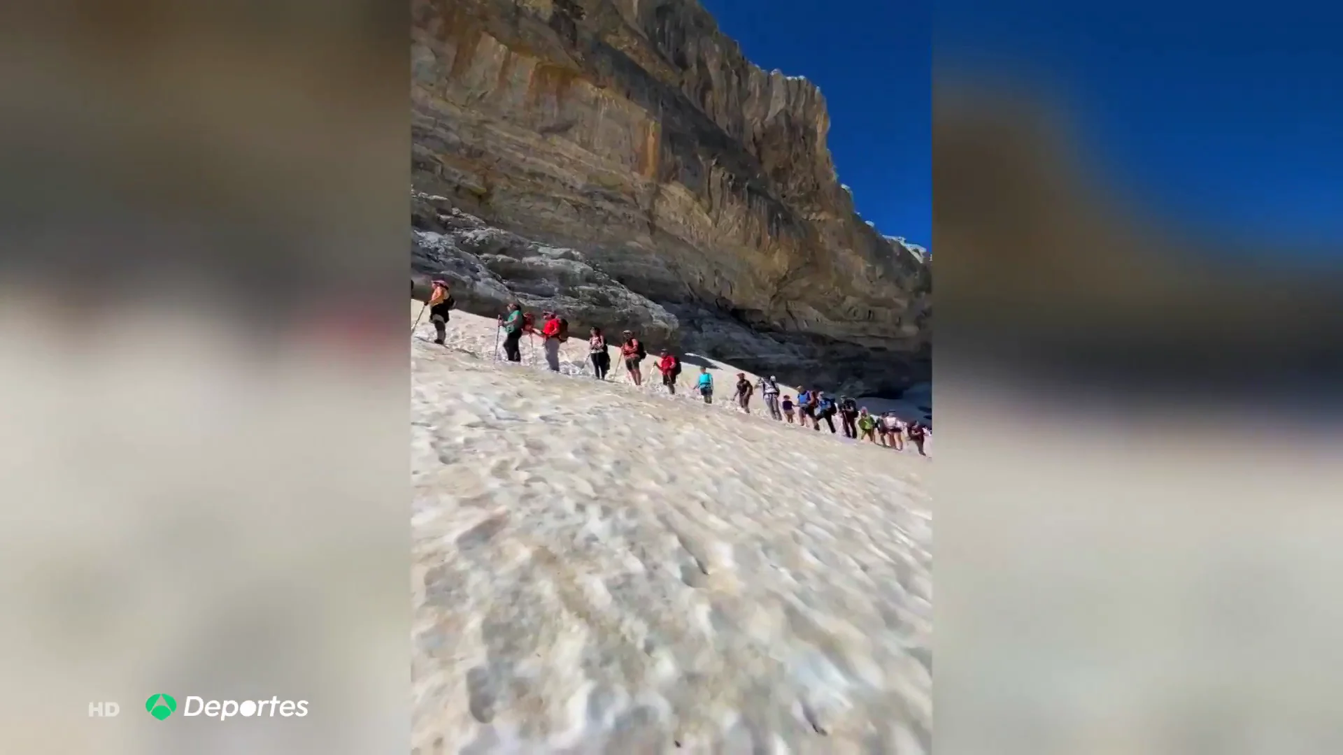 Atascos de monta&ntilde;eros en la Brecha de Rolando (Pirineos) en el verano del coronavirus: "Vienen menos preparados"