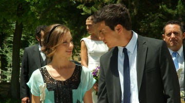 Michelle Jenner y Mario Casas como Sara y Aitor en 'Los hombres de Paco'