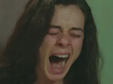 Bahar entra en cólera tras descubrir los mensajes del móvil de Sarp Bahar entra en cólera tras descubrir los mensajes del móvil de Sarp
