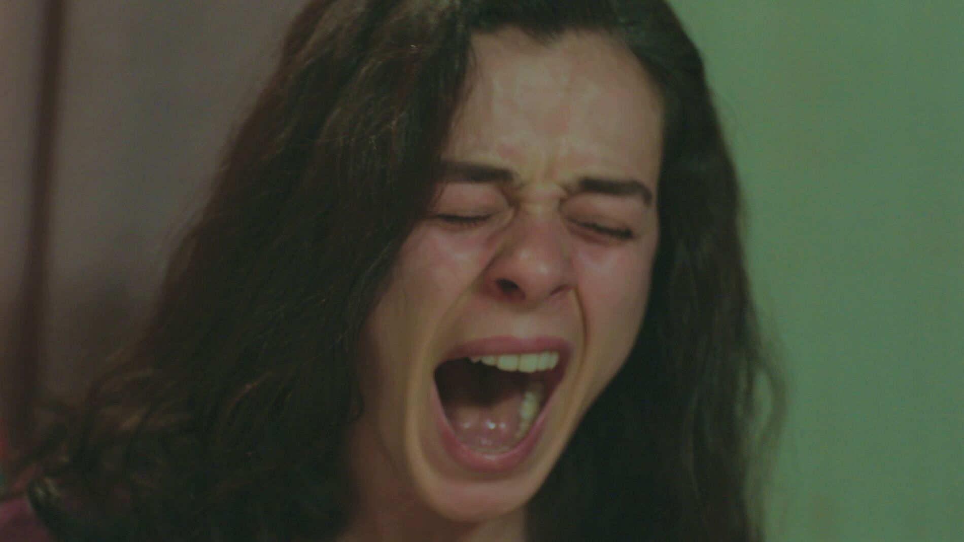 Bahar entra en cólera tras descubrir los mensajes del móvil de Sarp