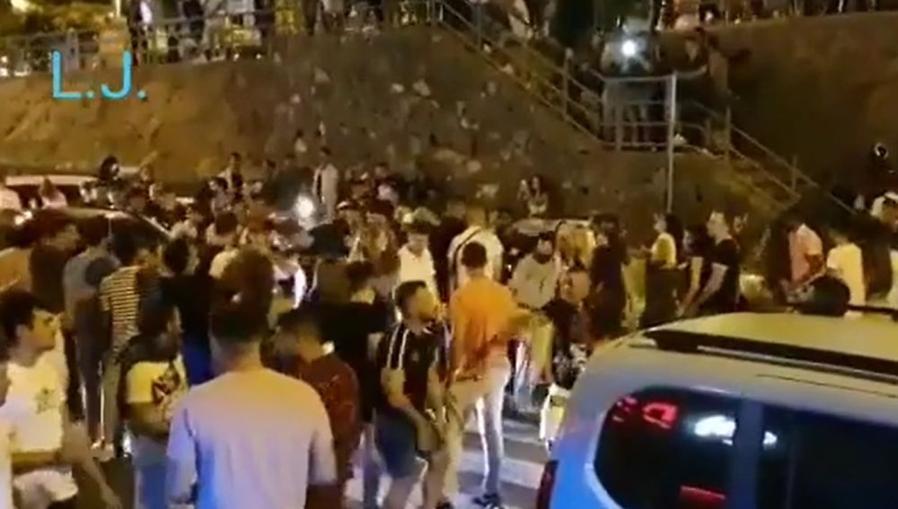 Desalojan a decenas de jóvenes que estaban de fiesta sin cumplir las normas contra el coronavirus en Tenerife