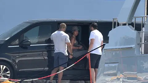 Georgina Rodríguez sentada en el coche TOTALMENTE DESPREVENIDA