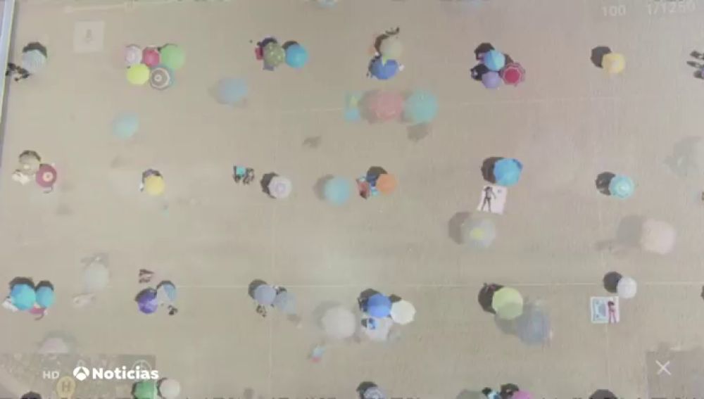 La colocación de sombrillas en la playa de Punta Umbria se convierte en ejemplo mundial