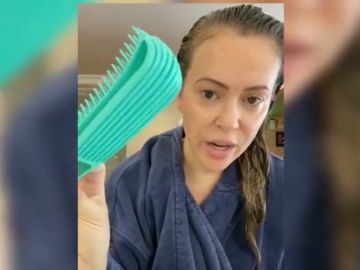 La actriz Alyssa Milano muestra en un vídeo la sorprendente perdida de pelo que le ha causado el coronavirus 