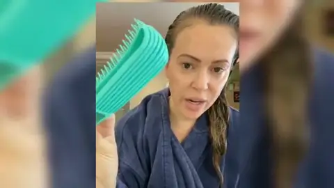 La actriz Alyssa Milano muestra en un vídeo la sorprendente perdida de pelo que le ha causado el coronavirus La actriz Alyssa Milano muestra en un vídeo la sorprendente perdida de pelo que le ha causado el coronavirus