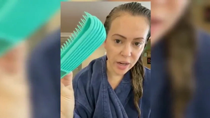 La actriz Alyssa Milano muestra en un vídeo la sorprendente perdida de pelo que le ha causado el coronavirus La actriz Alyssa Milano muestra en un vídeo la sorprendente perdida de pelo que le ha causado el coronavirus
