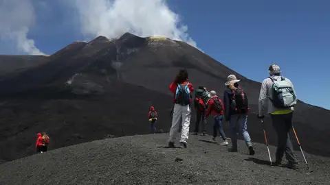 La peligrosa ascensión al Etna, el mayor volcán activo de Europa La peligrosa ascensión al Etna, el mayor volcán activo de Europa