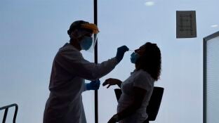 Un sanitario realiza una prueba PCR 