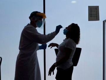 Un sanitario realiza una prueba PCR 