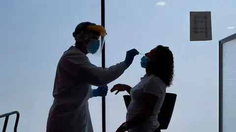 Un sanitario realiza una prueba PCR Un sanitario realiza una prueba PCR