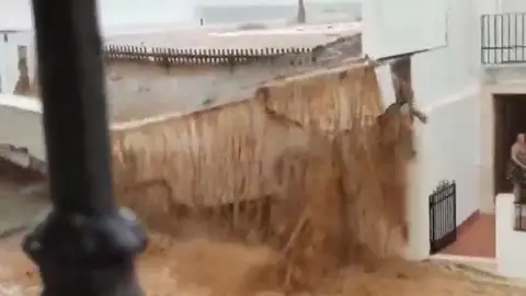 Muros derribados, coches flotando y numerosos daños en Estepa, Sevilla, por la DANA Muros derribados, coches flotando y numerosos daños en Estepa, Sevilla, por la DANA