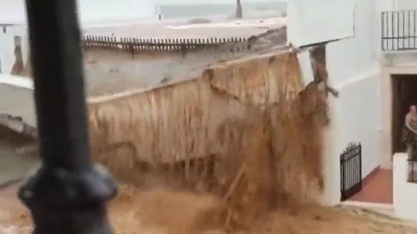 Muros derribados, coches flotando y numerosos daños en Estepa, Sevilla, por la DANA Muros derribados, coches flotando y numerosos daños en Estepa, Sevilla, por la DANA