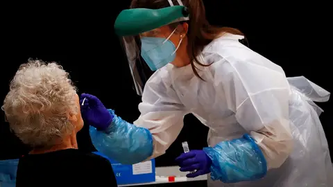 Una sanitaria realiza pruebas PCR PCR