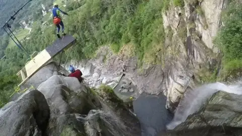 El increíble récord mundial de salto al agua de Laso Schaller desde 59 metros en Suiza El increíble récord mundial de salto al agua de Laso Schaller desde 59 metros en Suiza
