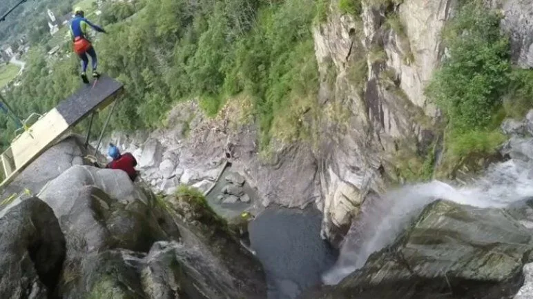El incre&iacute;ble r&eacute;cord mundial de salto al agua de Laso Schaller desde 59 metros en Suiza