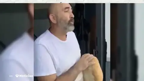 Un panadero despierta a unos jóvenes dormidos en la calle con un fandango en Punta Umbría Un panadero despierta a unos jóvenes dormidos en la calle con un fandango en Punta Umbría