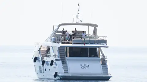 Cristiando Ronaldo disfrutando en el yate ACOMPAÑADO DE AMIGOS