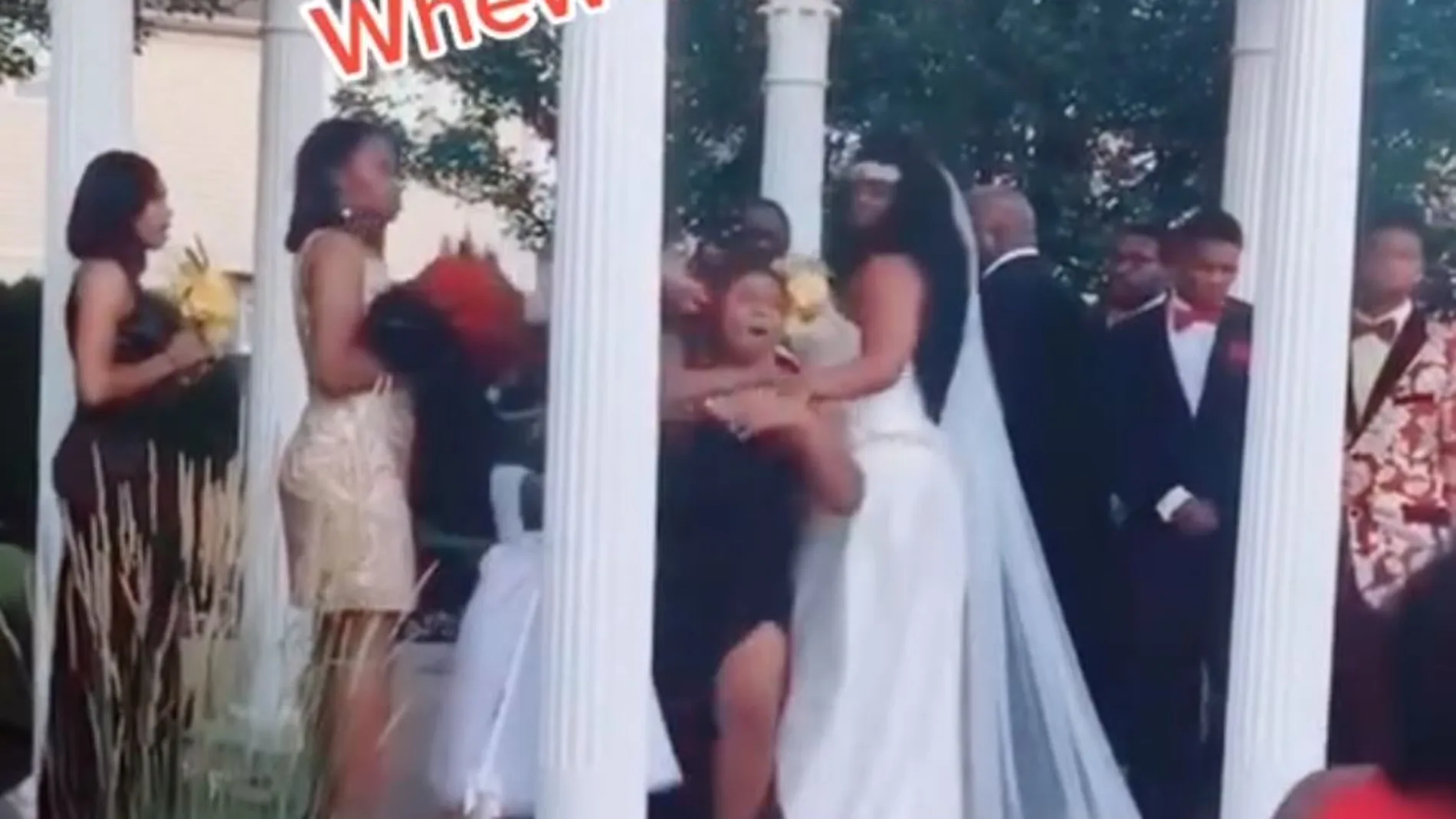 Una mujer embarazada arruina la boda de su amante al irrumpir en la ceremonia y gritar "¡Aquí está tu bebé!" Una mujer embarazada arruina la boda de su amante al irrumpir en la ceremonia y gritar "¡Aquí está tu bebé!"