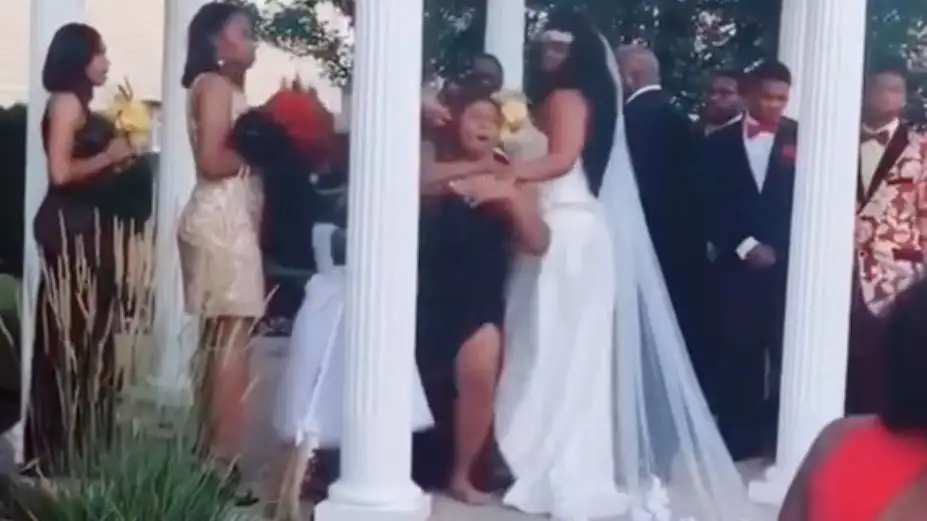 Una mujer embarazada arruina la boda de su amante al irrumpir en la ceremonia y gritar "¡Aquí está tu bebé!" Una mujer embarazada arruina la boda de su amante al irrumpir en la ceremonia y gritar "¡Aquí está tu bebé!"