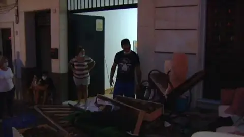 Los vecinos limpian Estepa tras la riada por la DANA Los vecinos limpian Estepa tras la riada por la DANA