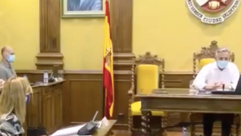 El alcalde de Valdepeñas ataca a la portavoz del PP: "Diga conmigo, no tenía ni puta idea de lo que es un contrato público"