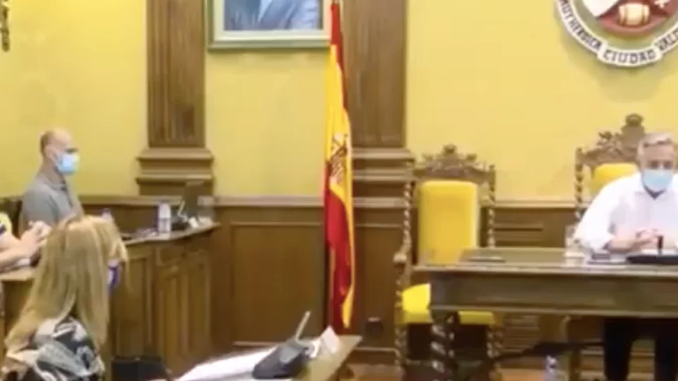 El alcalde de Valdepe&ntilde;as ataca a la portavoz del PP: "Diga conmigo, no ten&iacute;a ni puta idea de lo que es un contrato p&uacute;blico"