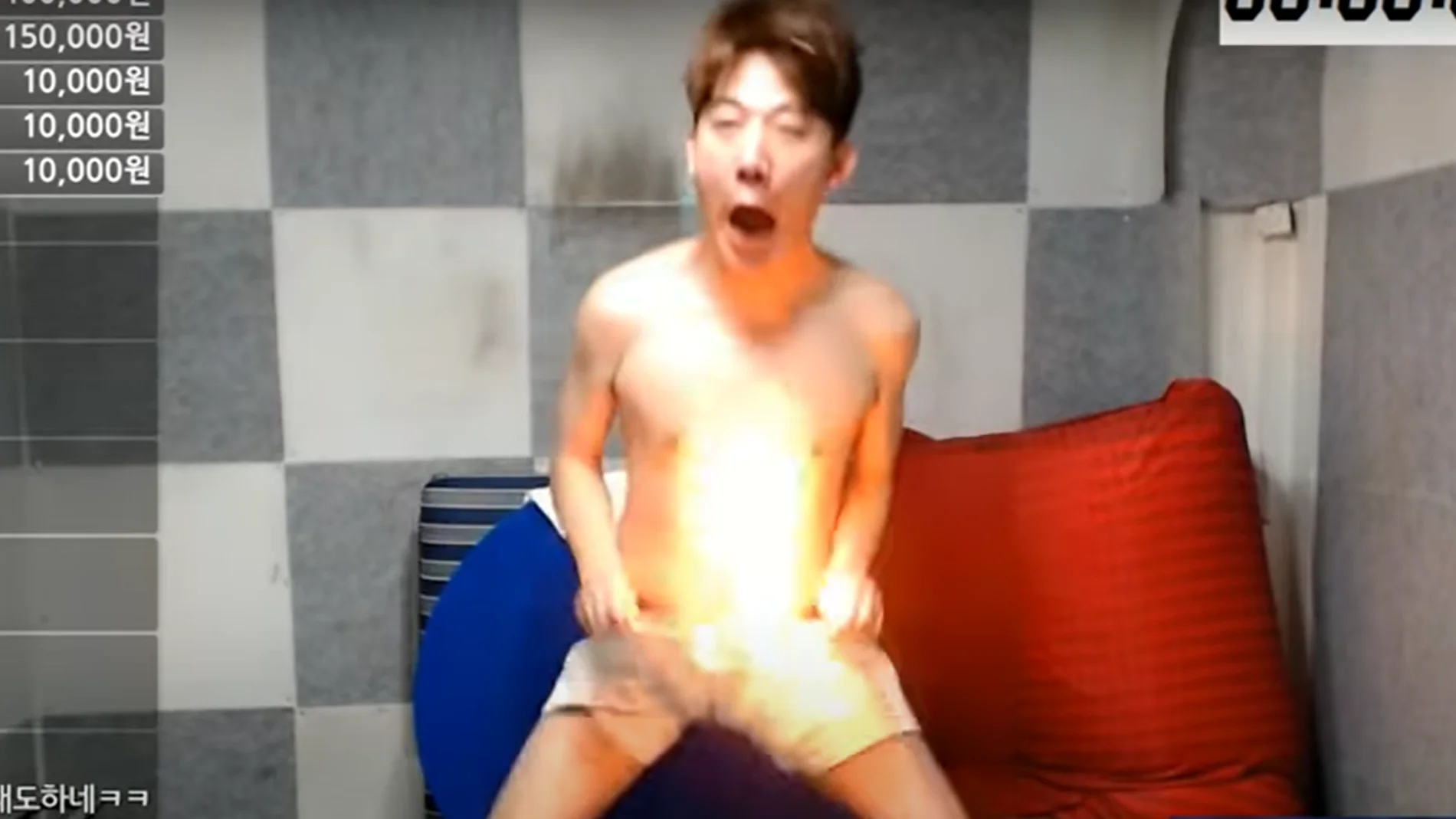 El youtuber coreano Shin Tae Il se prende fuego a los genitales en directo tras perder un reto El youtuber coreano Shin Tae Il se prende fuego a los genitales en directo tras perder un reto