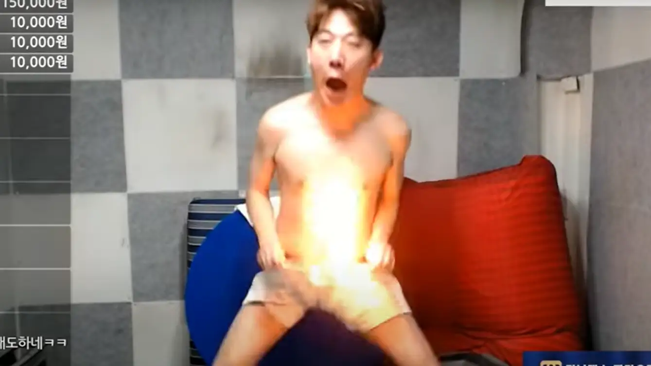 El youtuber coreano Shin Tae Il se prende fuego a los genitales en directo tras perder un reto El youtuber coreano Shin Tae Il se prende fuego a los genitales en directo tras perder un reto