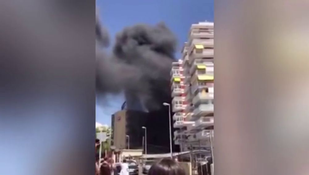 2 heridos y 260 personas desalojadas por el incendio de un hotel en Benicássim, Castellón