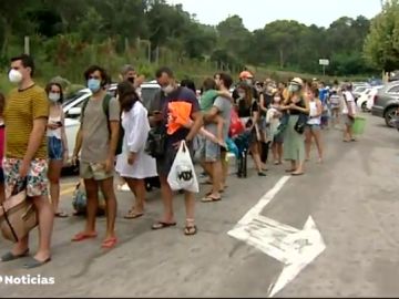 Los bañistas hacen cola desde las siete de la mañana para acceder a la playa de Begur, en Girona