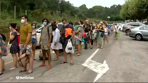 Los bañistas hacen cola desde las siete de la mañana para acceder a la playa de Begur, en Girona Los bañistas hacen cola desde las siete de la mañana para acceder a la playa de Begur, en Girona